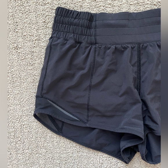 Lululemon Black Hotty Hot 2.5” Shorts Size 2 - Picture 3 of 5